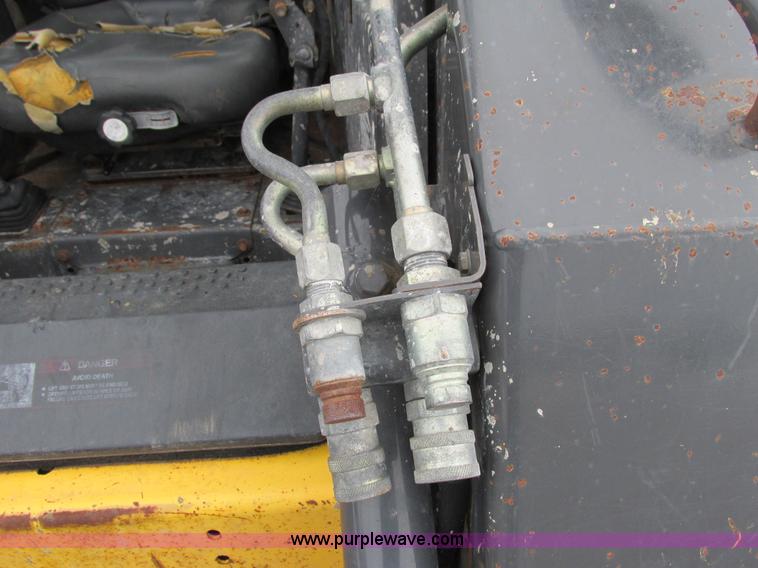 image for item G8826 2005 New Holland LS185B skid steer