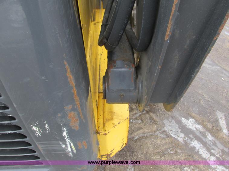 image for item G8826 2005 New Holland LS185B skid steer