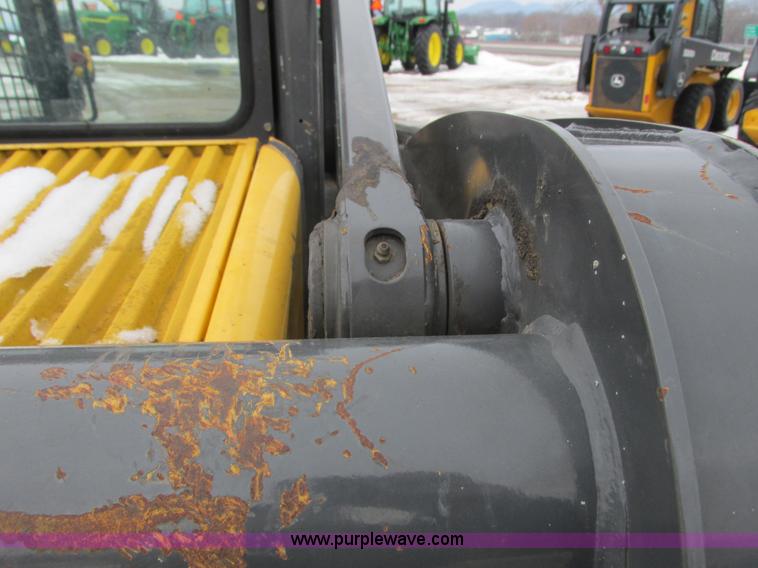 image for item G8826 2005 New Holland LS185B skid steer