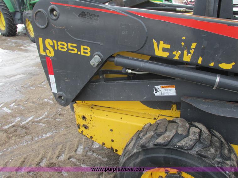 image for item G8826 2005 New Holland LS185B skid steer