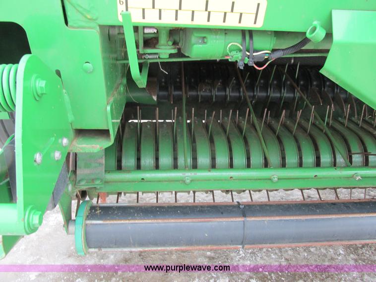 image for item G8827 2007 John Deere 568 round baler