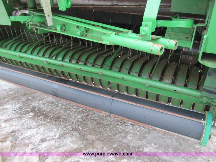 image for item G8827 2007 John Deere 568 round baler