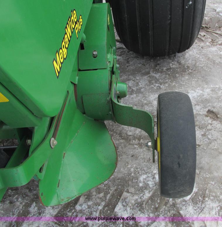 image for item G8827 2007 John Deere 568 round baler
