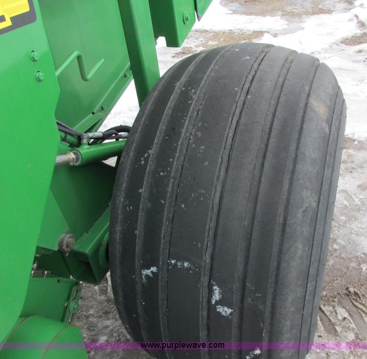 image for item G8827 2007 John Deere 568 round baler