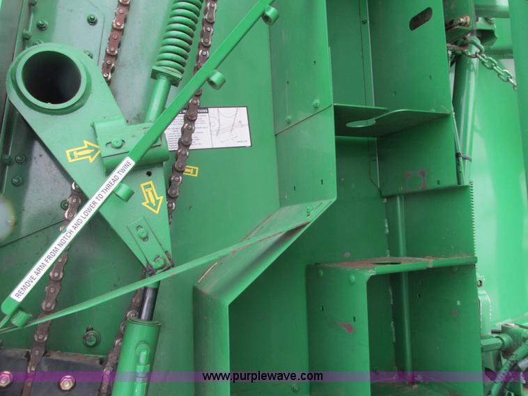 image for item G8827 2007 John Deere 568 round baler