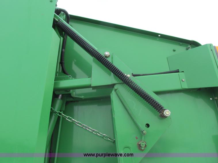 image for item G8827 2007 John Deere 568 round baler