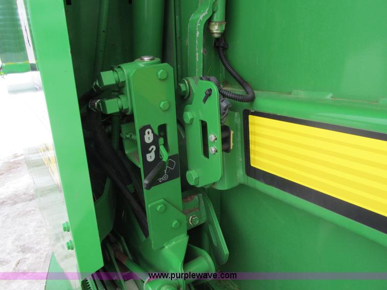 image for item G8827 2007 John Deere 568 round baler