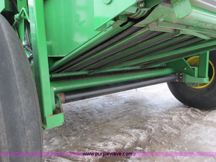 image for item G8827 2007 John Deere 568 round baler