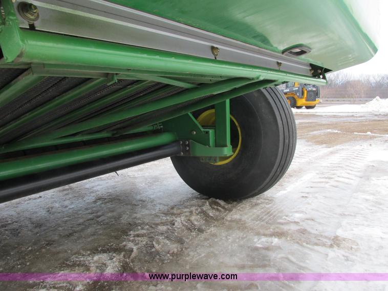 image for item G8827 2007 John Deere 568 round baler