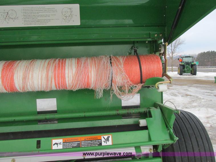 image for item G8827 2007 John Deere 568 round baler