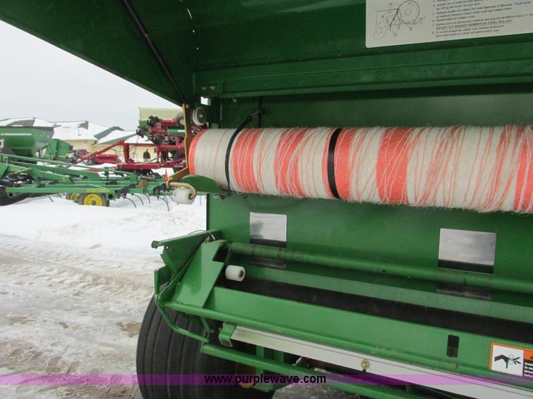 image for item G8827 2007 John Deere 568 round baler