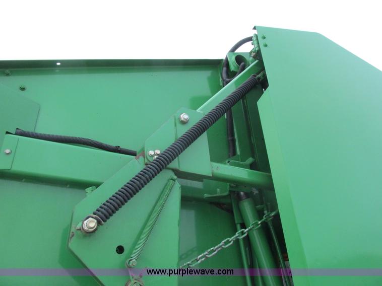 image for item G8827 2007 John Deere 568 round baler