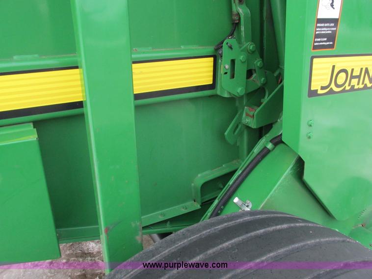 image for item G8827 2007 John Deere 568 round baler