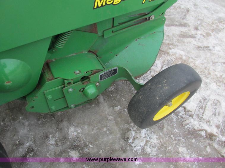 image for item G8827 2007 John Deere 568 round baler