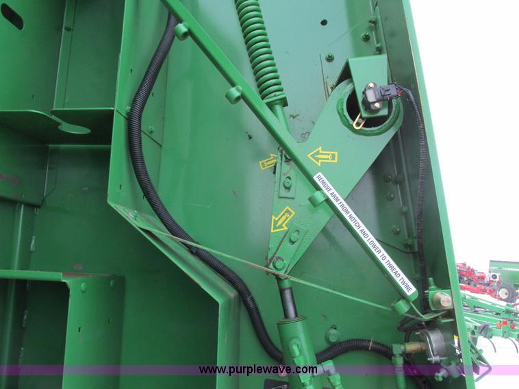 image for item G8827 2007 John Deere 568 round baler