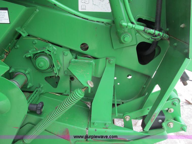 image for item G8827 2007 John Deere 568 round baler