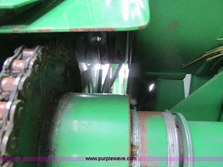 image for item G8827 2007 John Deere 568 round baler