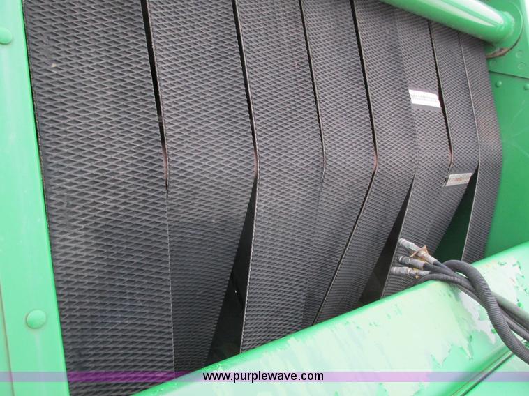 image for item G8827 2007 John Deere 568 round baler