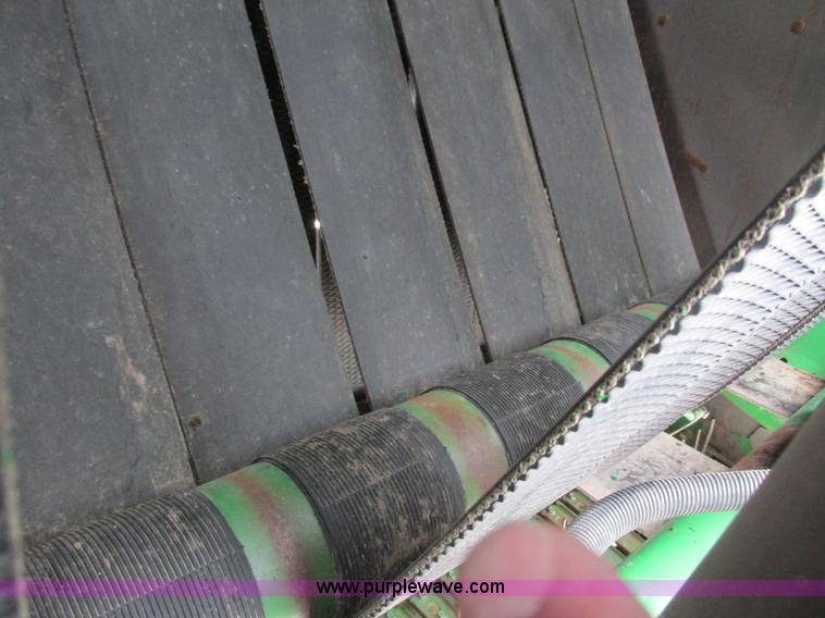 image for item G8827 2007 John Deere 568 round baler