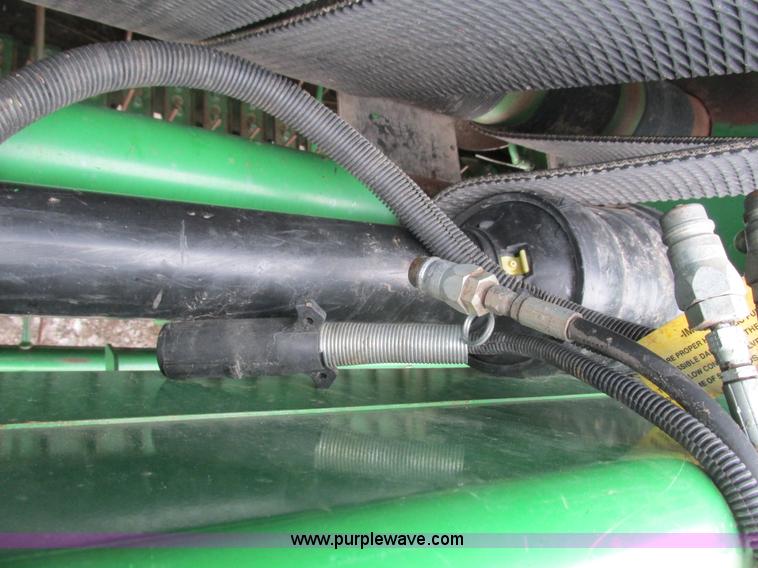 image for item G8827 2007 John Deere 568 round baler