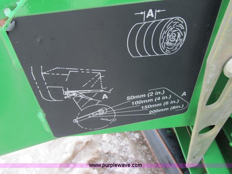 image for item G8827 2007 John Deere 568 round baler