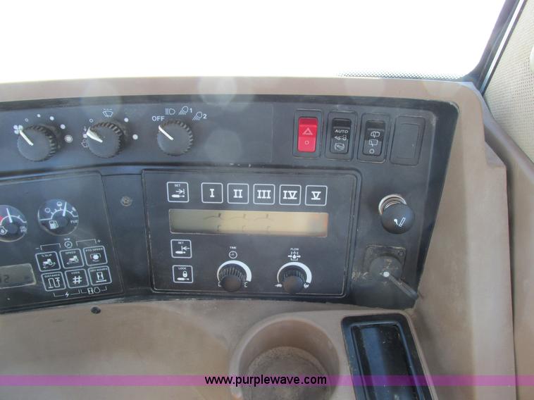 image for item G8828 1996 John Deere 8200 MFWD tractor