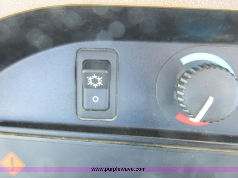 image for item G8828 1996 John Deere 8200 MFWD tractor