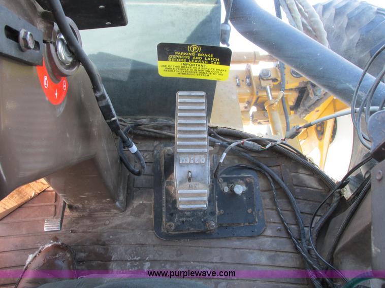 image for item G8830 1997 Ag-Chem RoGator 854 self-propelled sprayer