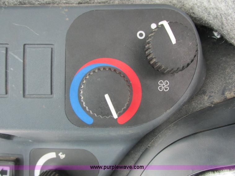 image for item G8831 2012 John Deere 318D skid steer