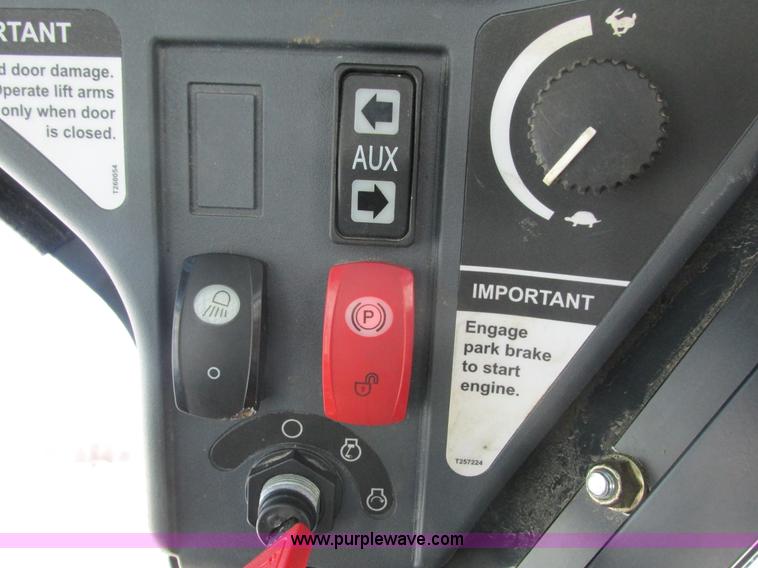 image for item G8831 2012 John Deere 318D skid steer