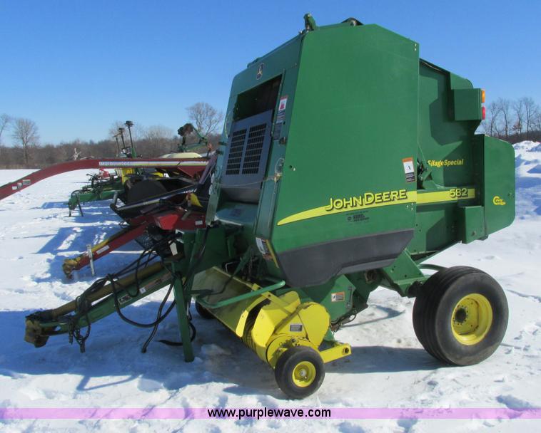 image for item G8834 2004 John Deere 582 silage special round baler