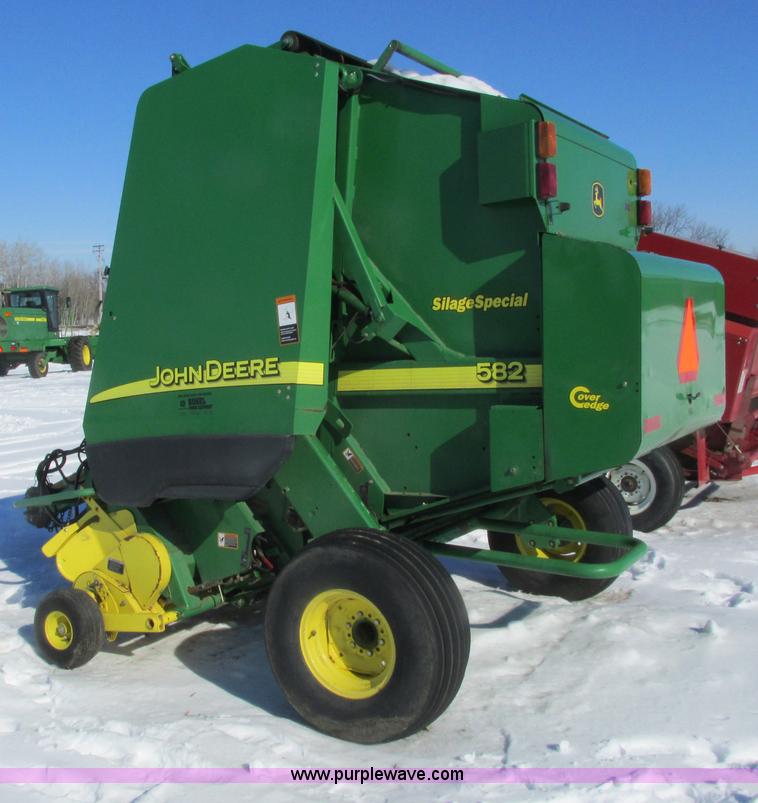image for item G8834 2004 John Deere 582 silage special round baler