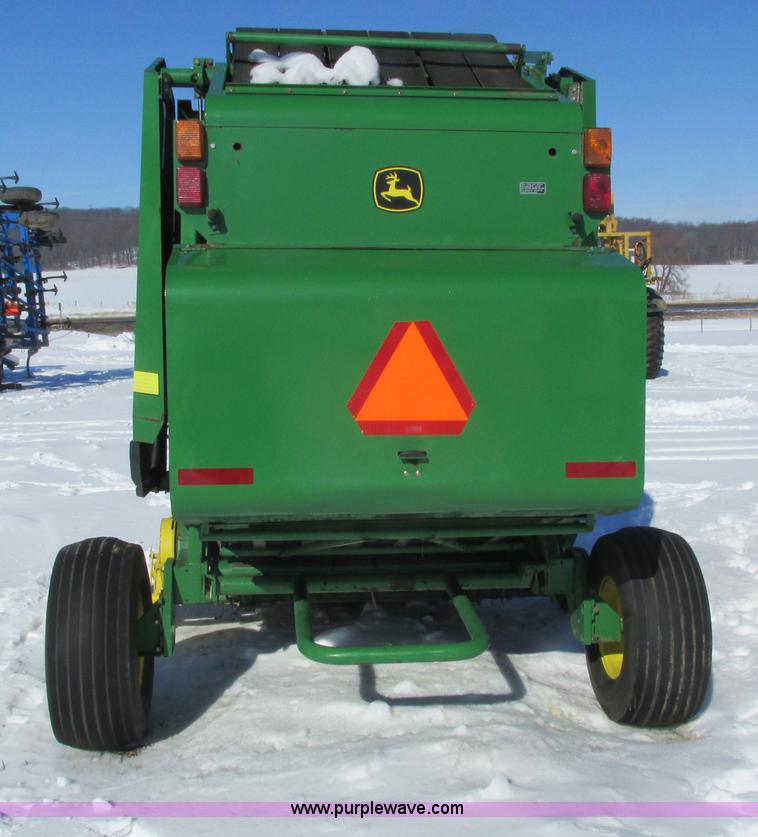 image for item G8834 2004 John Deere 582 silage special round baler