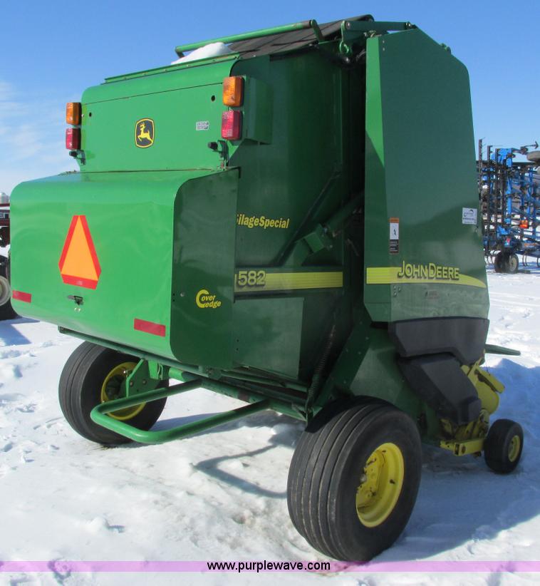 image for item G8834 2004 John Deere 582 silage special round baler