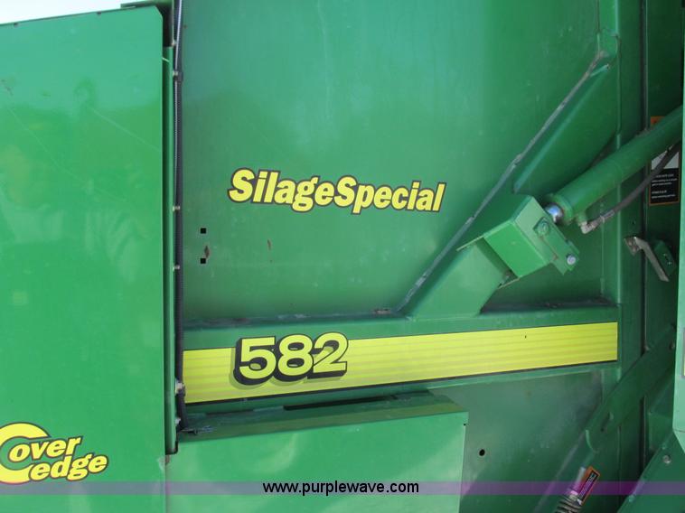 image for item G8834 2004 John Deere 582 silage special round baler