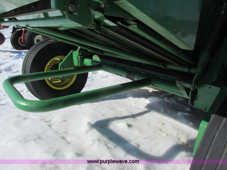 image for item G8834 2004 John Deere 582 silage special round baler