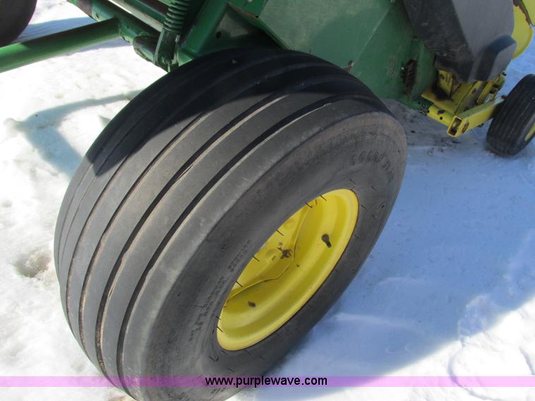 image for item G8834 2004 John Deere 582 silage special round baler