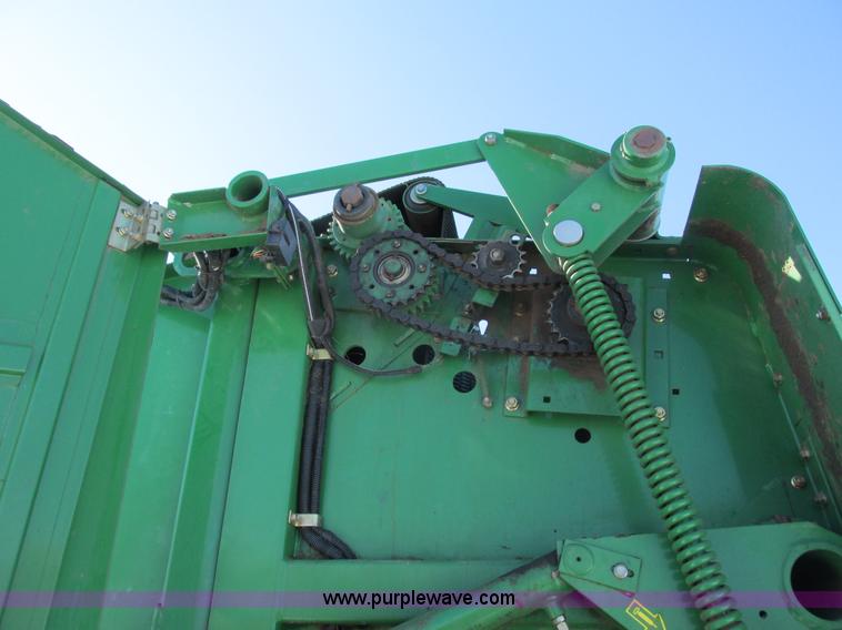 image for item G8834 2004 John Deere 582 silage special round baler