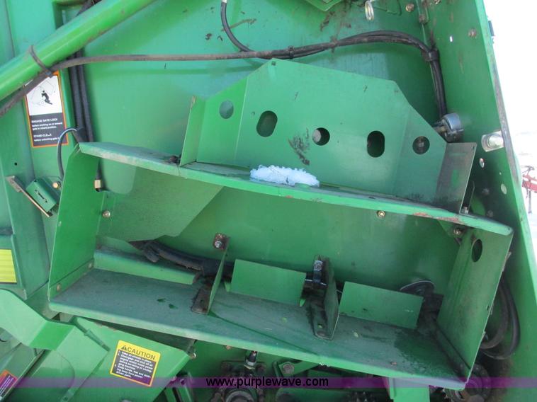 image for item G8834 2004 John Deere 582 silage special round baler