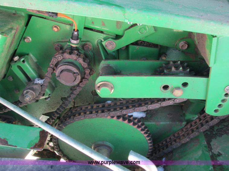 image for item G8834 2004 John Deere 582 silage special round baler