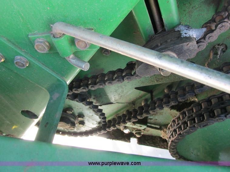 image for item G8834 2004 John Deere 582 silage special round baler