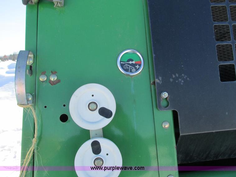 image for item G8834 2004 John Deere 582 silage special round baler