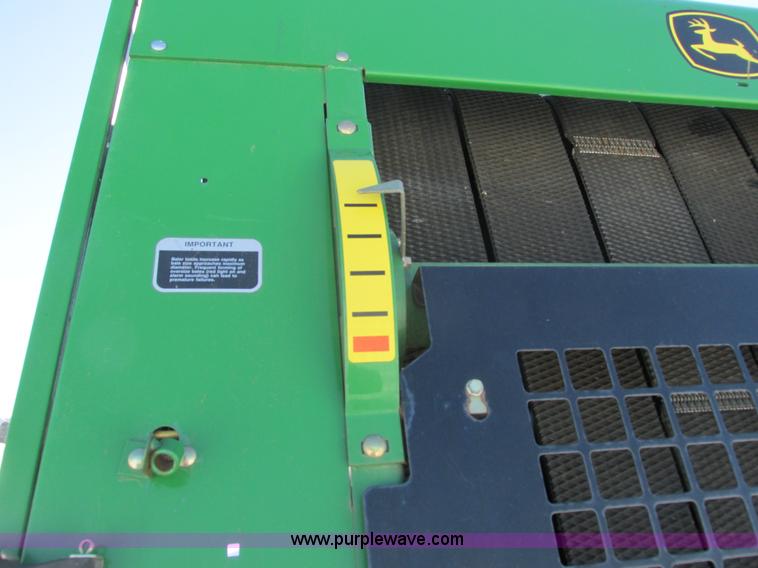 image for item G8834 2004 John Deere 582 silage special round baler