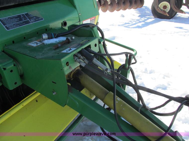 image for item G8834 2004 John Deere 582 silage special round baler