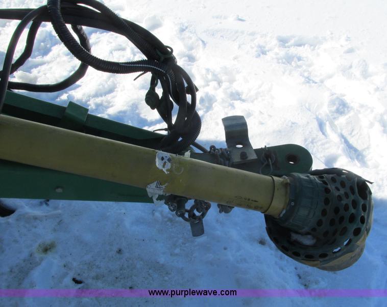 image for item G8834 2004 John Deere 582 silage special round baler