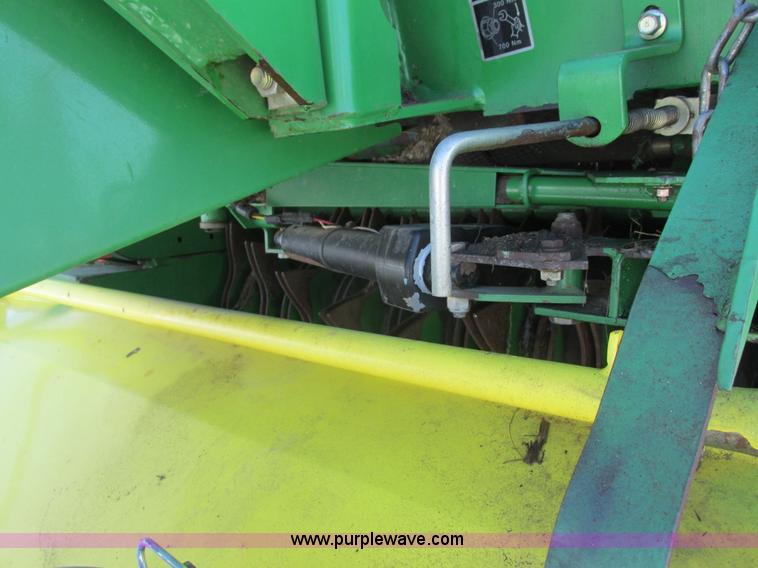 image for item G8834 2004 John Deere 582 silage special round baler