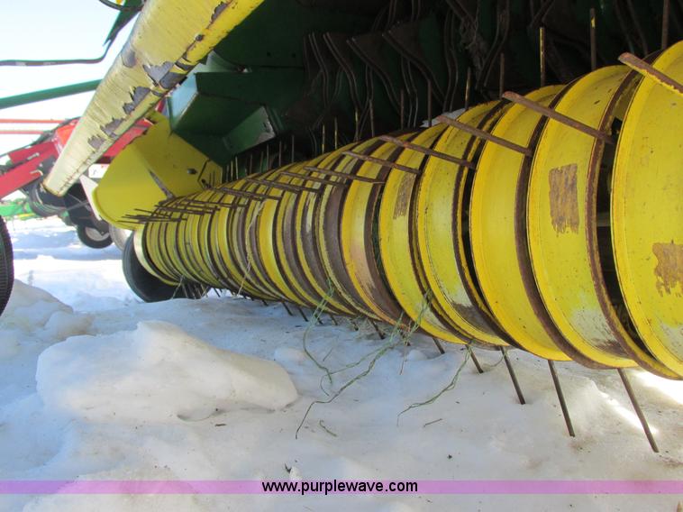 image for item G8834 2004 John Deere 582 silage special round baler