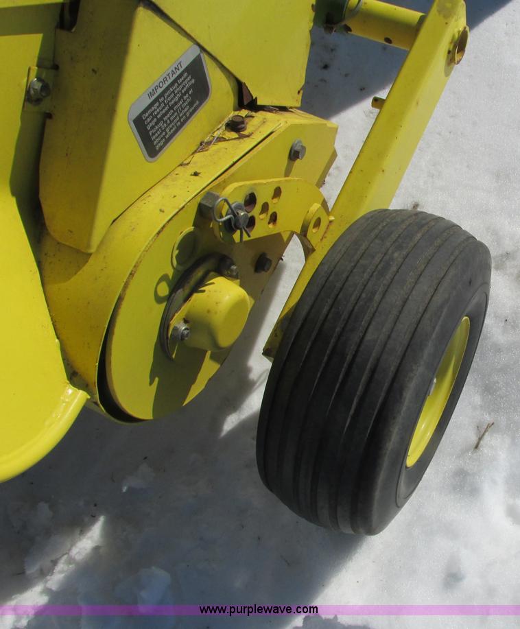 image for item G8834 2004 John Deere 582 silage special round baler