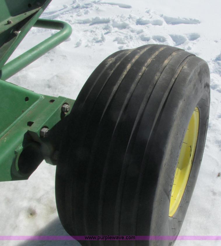 image for item G8834 2004 John Deere 582 silage special round baler