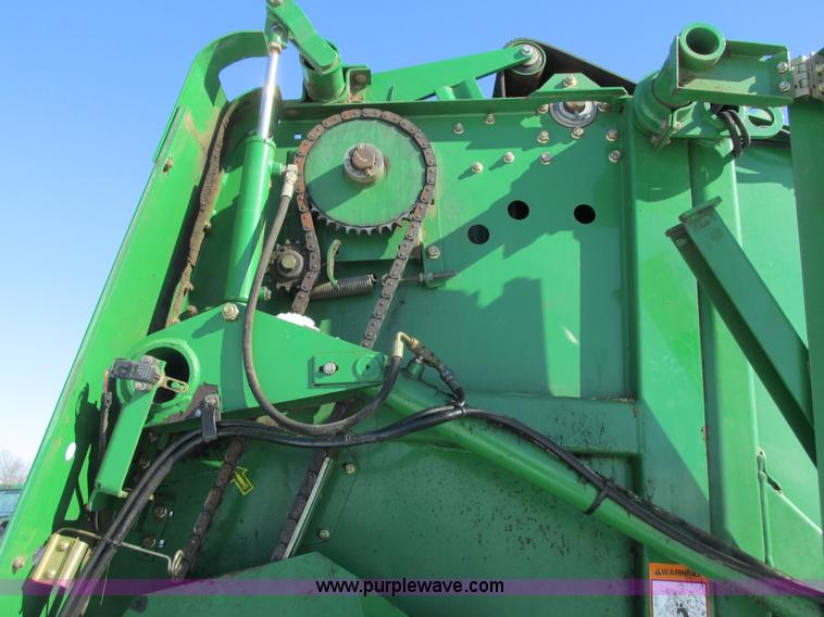 image for item G8834 2004 John Deere 582 silage special round baler